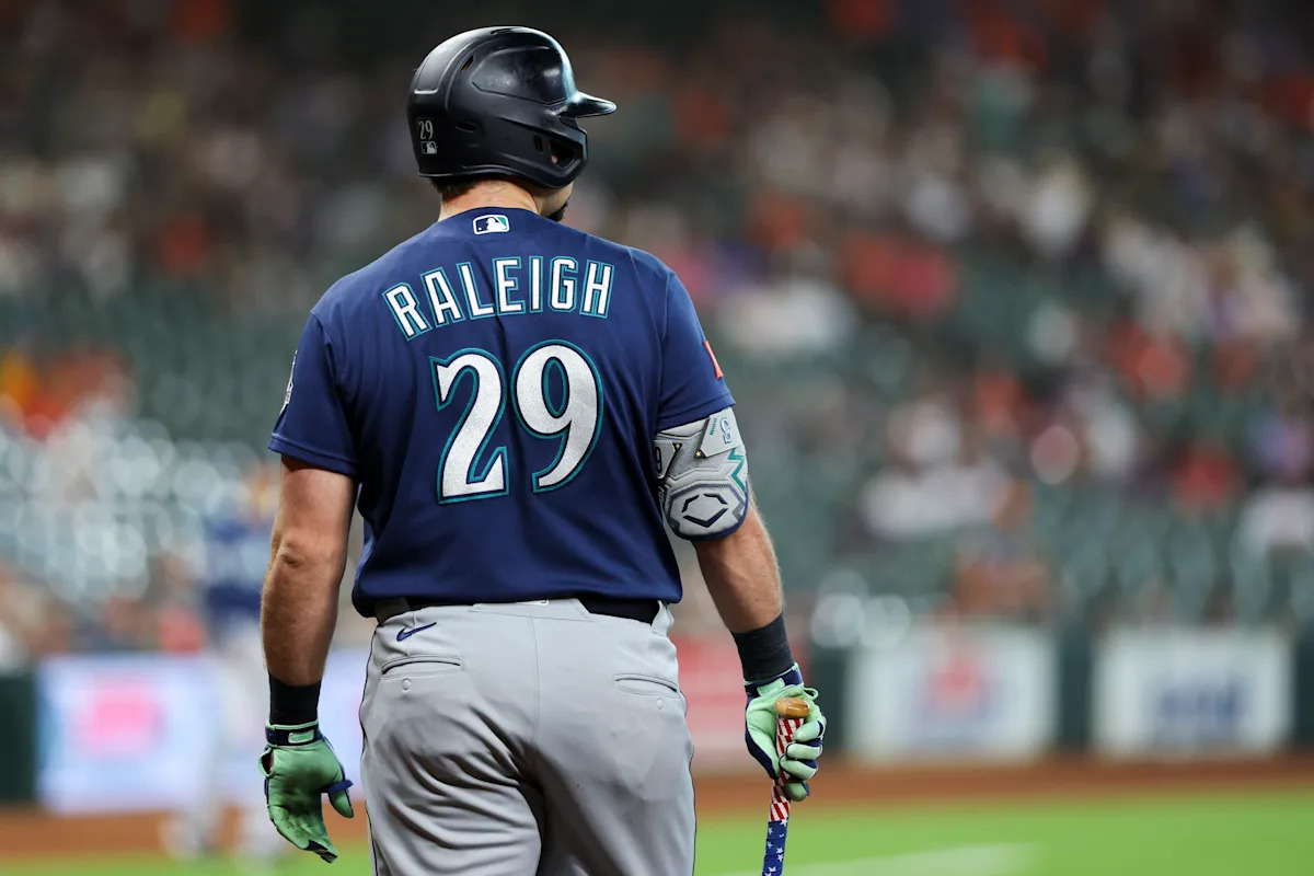 Cal Raleigh (oblique) heading to IL for first time in his career hits headlines