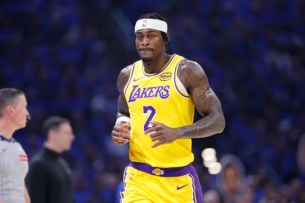 Lakers' Jarred Vanderbilt dislocates pinky finger trying to block shot takes center stage