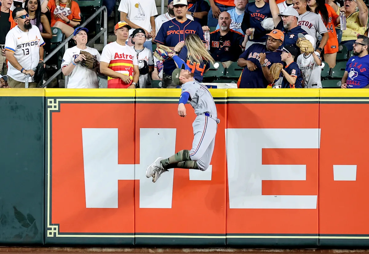 Rangers' Brandon Nimmo gives Astros fans signed balls for not interfering with catch